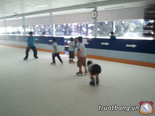 Lớp học Trượt băng tại Nhà Văn Hoá Thanh Niên 11