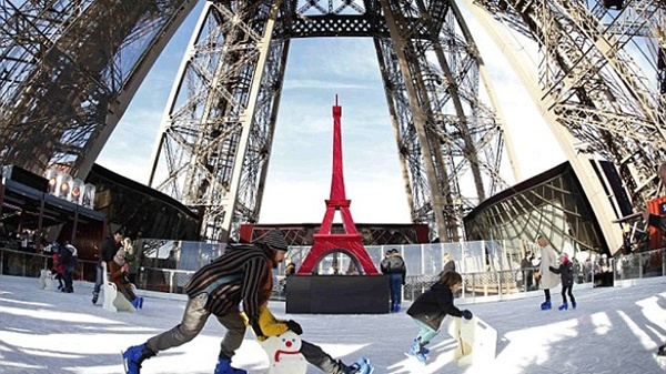 Trượt băng trên tháp Eiffel - Trải nghiệm không nên bỏ lỡ